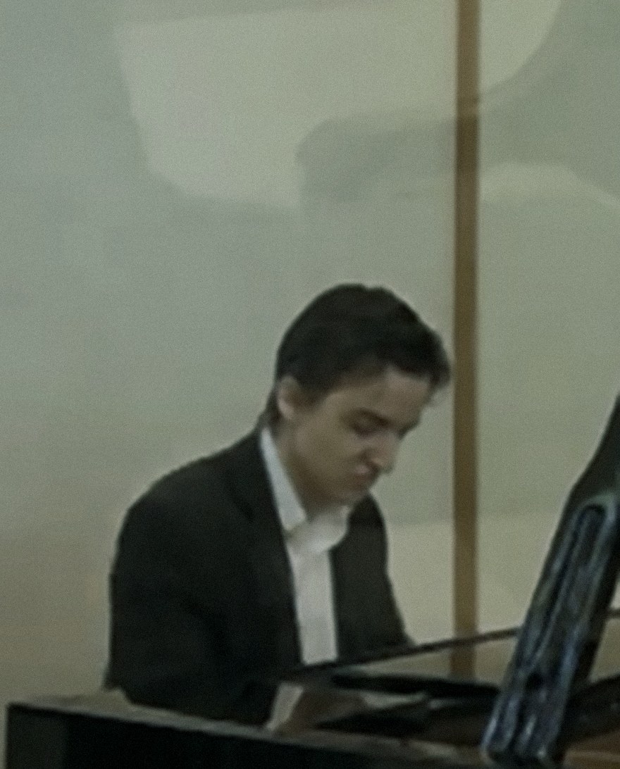 Maarten Tolhuijs aan de piano